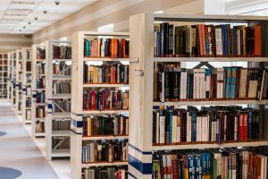 Шкафы с книгами в библиотеке